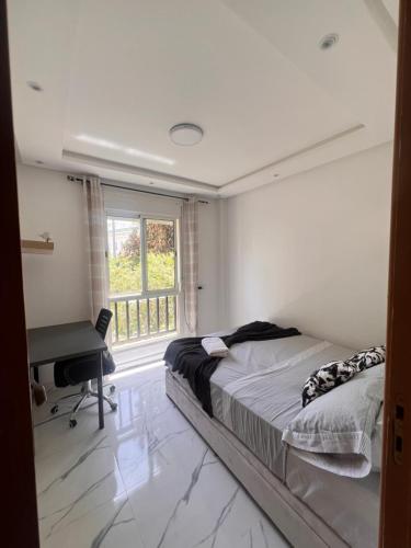Ένα ή περισσότερα κρεβάτια σε δωμάτιο στο appartement coquette face à la forêt proche chu aéroport bas prix