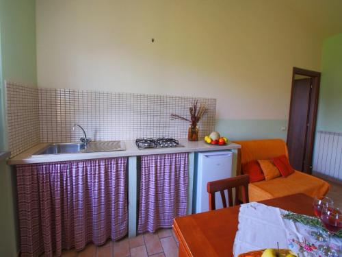Una cocina o cocineta en Mansion in Apecchio with Pool & Nature
