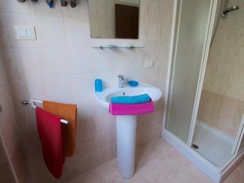 un baño con lavabo y ducha en Apartment in Marche with Pool & Terrace, en Apecchio