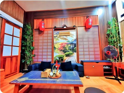 Ein Sitzbereich in der Unterkunft Hanki Guest House syariah