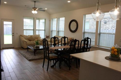 Una cocina y una sala de estar con mesa y sillas. en Amazing Katy home, en Katy