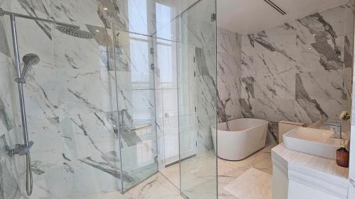 a bathroom with a glass shower and a sink at 5-Star Pool Villa 4BR Private Luxury-Sukhumvit in Ban Nong Chaeng