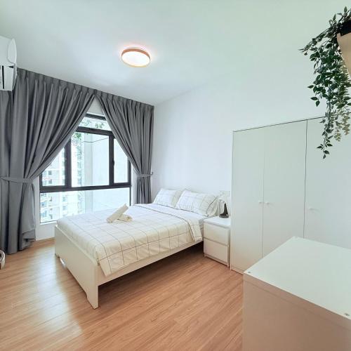 Кровать или кровати в номере Regalia 2B1R 8pax Condo Forest City GB H-1902