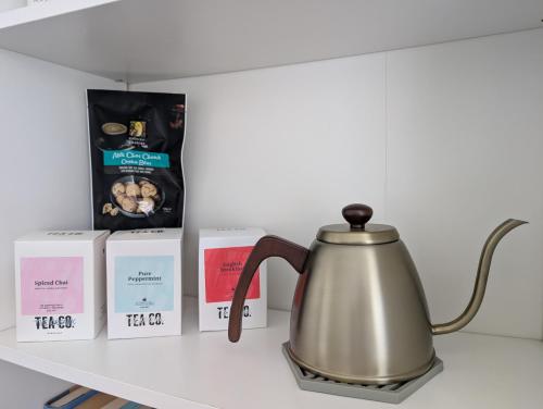 Принадлежности для чая и кофе в Peaceful, Walk to Beach, Bikes, AC, Starlink