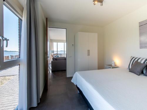 Ένα ή περισσότερα κρεβάτια σε δωμάτιο στο Apartment in Zeeland with Private Jetty