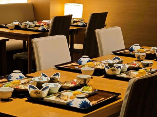 a table with plates of food on top at 層雲峡温泉 ホテル雲井 in Kamikawa