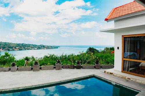 una villa con piscina e vista sull'oceano di Sabiha Villas Nusa Lembongan a Nusa Lembongan