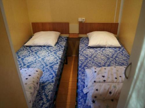 Postel nebo postele na pokoji v ubytování Mobil-home confortable avec terrasse pour 6 personnes - API-1-52-319