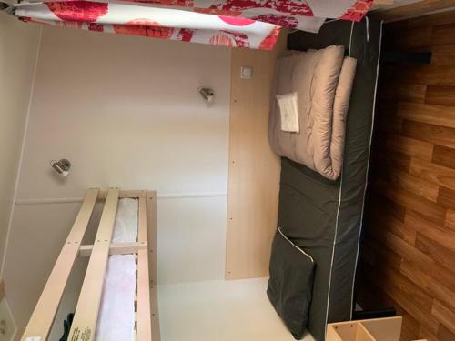 Zimmer mit Etagenbett und Leiter in der Unterkunft Mobil-home 6 pers avec terrasse et accès PMR - API-1-52-323 in Limeuil