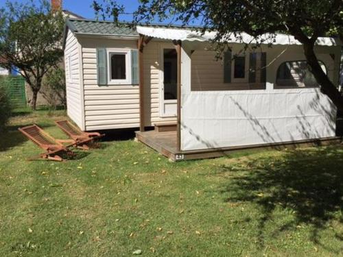 Mobil-home avec terrasse - 4 personnes, 2 chambres - API-1-52-302