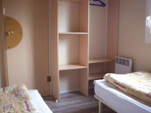 Postel nebo postele na pokoji v ubytování Chalet à Chaillé-les-Marais - Terrasse et salon de jardin - API-1-52-363