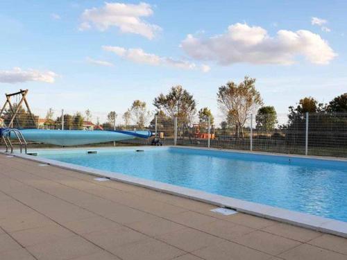 Bazén v ubytování Chalet à Chaillé-les-Marais - Terrasse et salon de jardin - API-1-52-363 nebo v jeho okolí