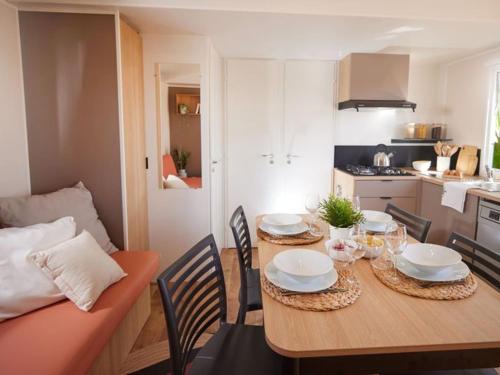 Fotografie z fotogalerie ubytování Mobil-home pour 7 avec terrasse et équipements - API-1-52-492 v destinaci La Mothe-Achard