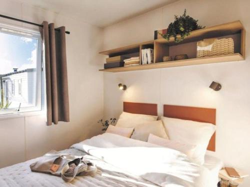Ένα ή περισσότερα κρεβάτια σε δωμάτιο στο Mobil-home Prestige avec Terrasse - 4 personnes, 2 chambres - API-1-52-486
