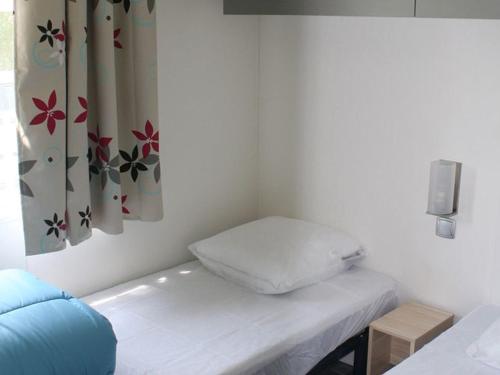 Ένα ή περισσότερα κρεβάτια σε δωμάτιο στο Mobil-home 6 pers avec terrasse à Chaillé-les-Marais - API-1-52-499