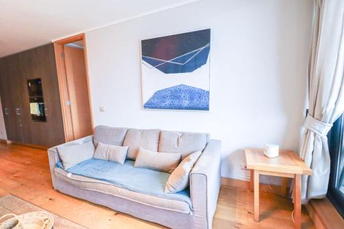 a living room with a couch and a table at HOM I Conjunto frente a la Costanera 2D2B in Puerto Varas