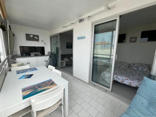 Appartement 2 pièces avec loggia vue canal, garage fermé et WIFI
