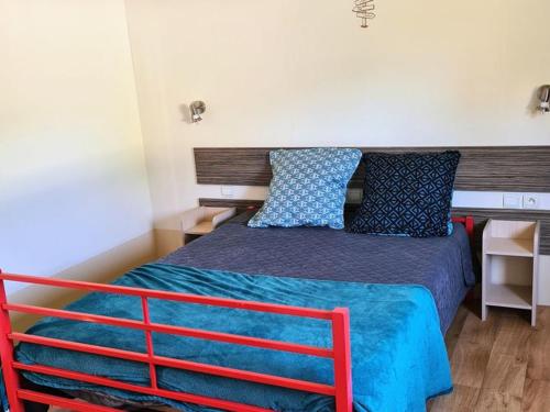 Ένα ή περισσότερα κρεβάτια σε δωμάτιο στο Mobil home PMR avec terrasse, 2 chambres pour 3 pers. - API-1-52-548