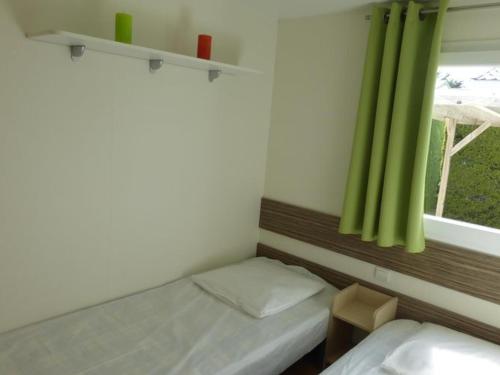 Postel nebo postele na pokoji v ubytování Mobil home confortable avec terrasse à Notre-Dame-de-Monts - API-1-52-516