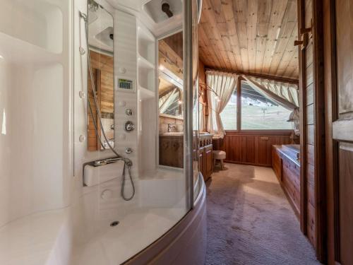 Phòng tắm tại Duplex Courchevel 1850, skis aux pieds, 6 pers, parking inclus - FR-1-631-236