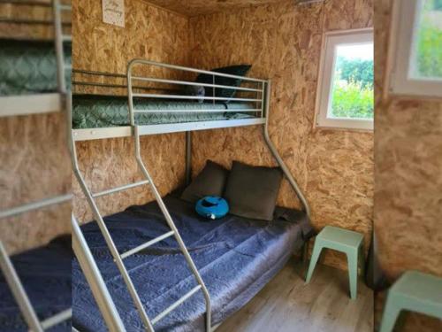 Zimmer mit Etagenbett und Leiter in der Unterkunft Chalet 2 chambres avec terrasse aux Grandes-Ventes - API-1-52-534 in Les Grandes-Ventes