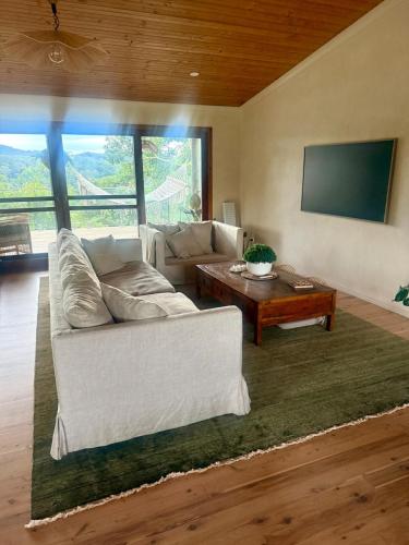Χώρος καθιστικού στο Private Treehouse Villa and Outdoor Bath