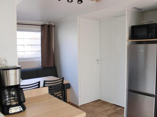 Gallery image of Mobil-home confortable avec terrasse à Bormes-les-Mimosas - API-1-52-730 in Bormes-les-Mimosas