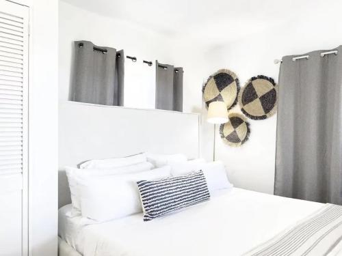 Letto o letti in una camera di Villa Island Paradise Apartments