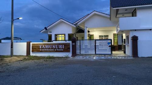 Kampong BurokにあるTamusuri 1の前に看板がある家