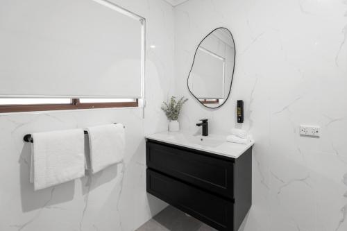 Un baño de Montblu at Echo Point
