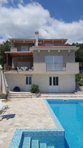 ein Haus mit einem Pool vor einem Haus in der Unterkunft Villa Soleada in Herceg-Novi