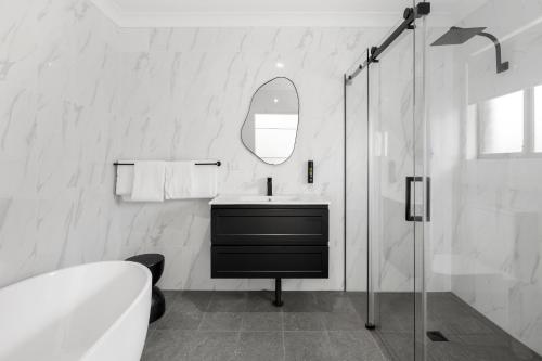Un baño de Montblu at Echo Point