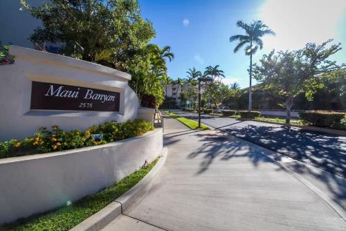 Κήπος έξω από το Signature Residences at Maui Banyan, SALE
