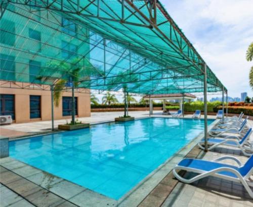 Kolam renang di atau dekat dengan Nesting Lounge One at Santorini Condotel