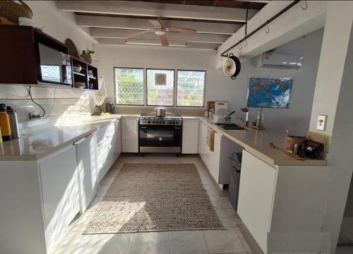 Η κουζίνα ή μικρή κουζίνα στο Vila Del Mare Oceanfront Villas