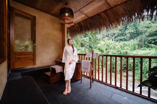 An Châng Retreat & Spaにあるバルコニーまたはテラス