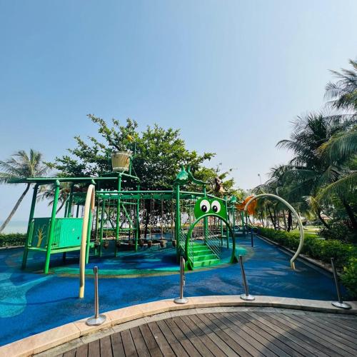 Πισίνα στο ή κοντά στο Seaview 2B2R 10pax Condo Forest City 3C-1608