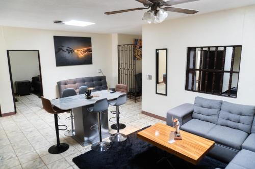 a living room with a couch and a table at Casa-Alojamiento Tierra Roja zona centro in Arandas