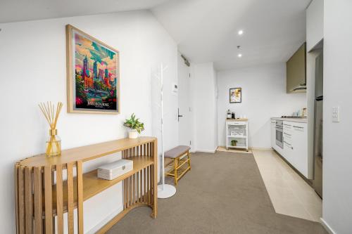 メルボルンにあるFoundry Top Floor 2BR Loft Parking & Workspaceの白い壁のキッチン、木製カウンター
