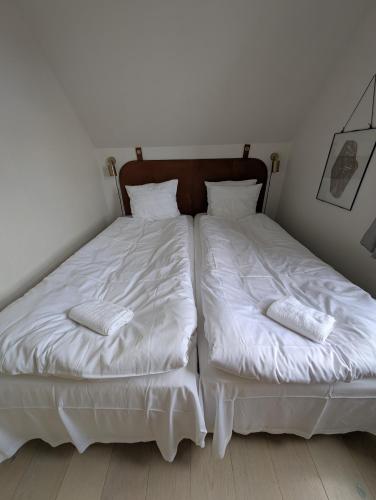 two beds sitting next to each other in a bedroom at Villa Koch X Pension Koch in Gudhjem