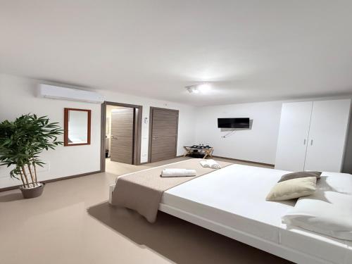 a large white bedroom with a large white bed at Gomes Comfort House SUITE in Valeggio sul Mincio