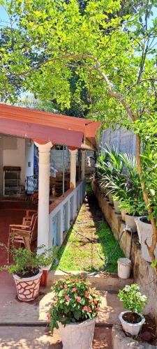 Taman di luar Shara HomeStay