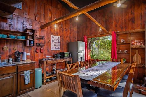 a dining room with a table and some wooden walls at Cabaña English Evergreen in Jardín