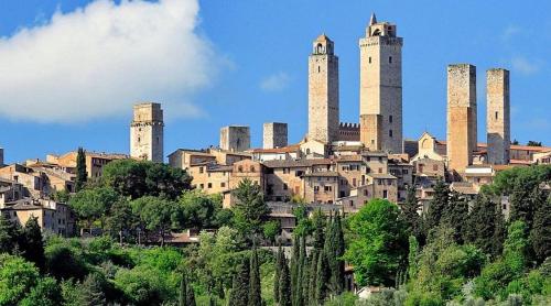 a city with tall towers on top of a hill at Mansarda Brunelleschi in Staggia
