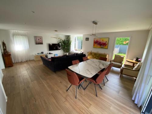 CudrefinにあるLarge house with generous gardenのテーブルと椅子とソファのあるリビングルーム
