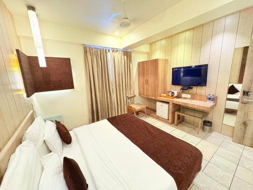Una televisión o centro de entretenimiento en Scenaria Hotel - Navrangpura, Ahmedabad