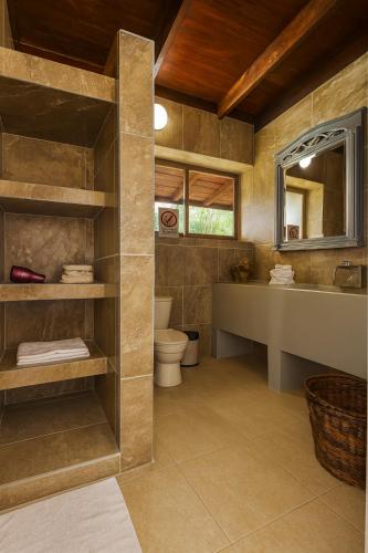 a bathroom with a toilet and a sink at La Casita de Orfi in Calca