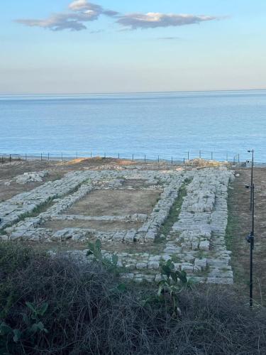 an old stone pathway next to the ocean at La Casa di Mariannina in Monasterace