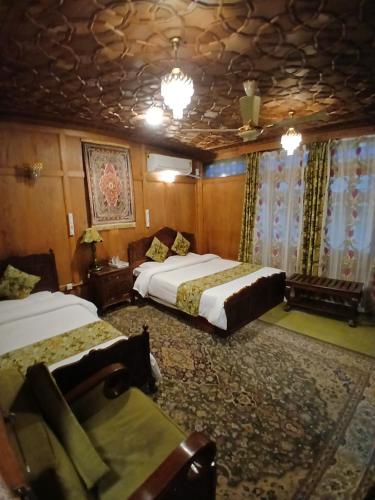 Кровать или кровати в номере Young Beauty Star Houseboat