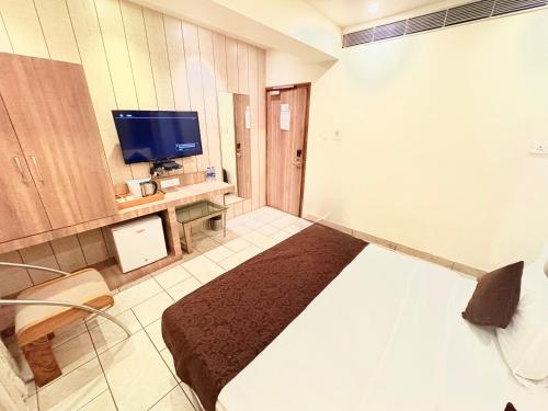 Una televisión o centro de entretenimiento en Scenaria Hotel - Navrangpura, Ahmedabad